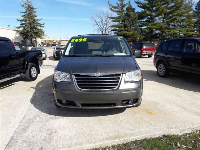 Chrysler Town and Country 2010 photo 2